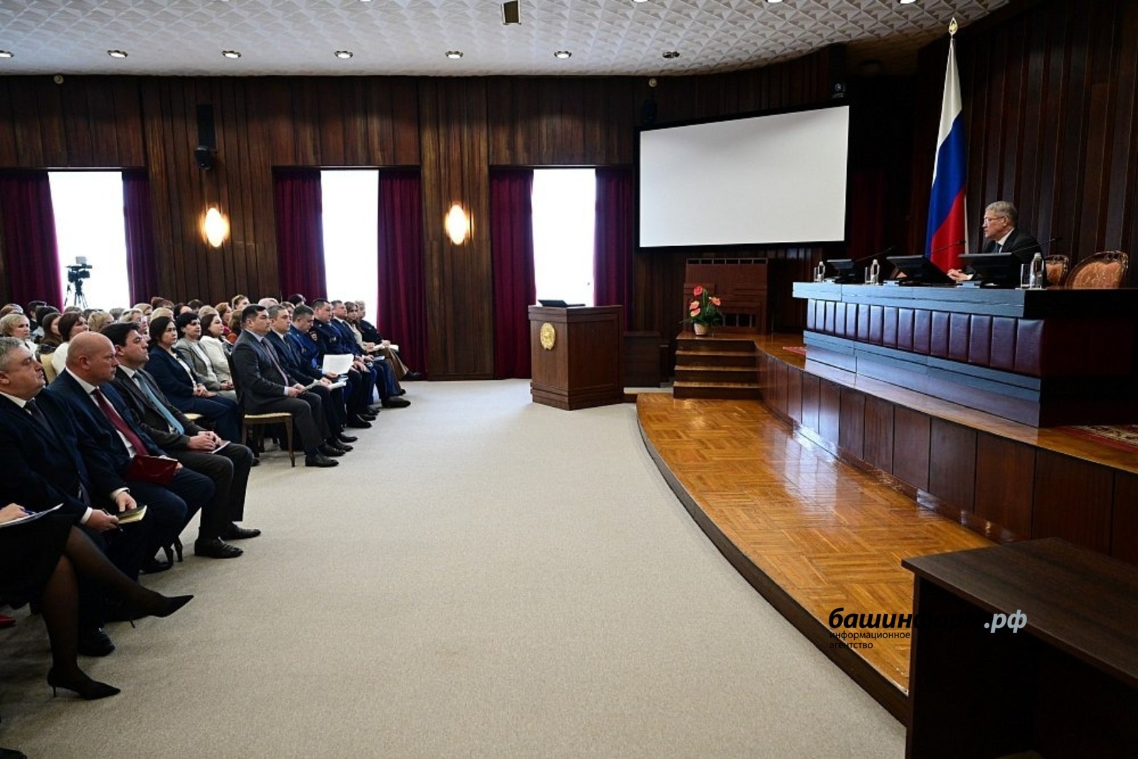 Радий Хабиров встретился с замдиректора школ по воспитательной работе