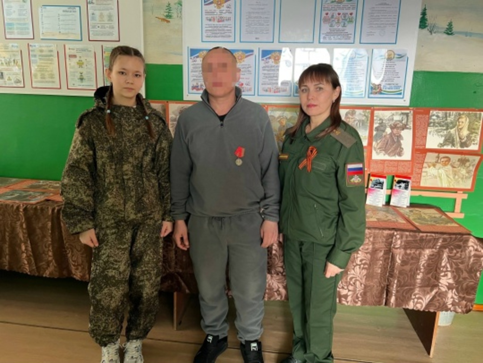 В Кариевской школе прошла встреча с выпускниками: артисткой и бойцом СВО