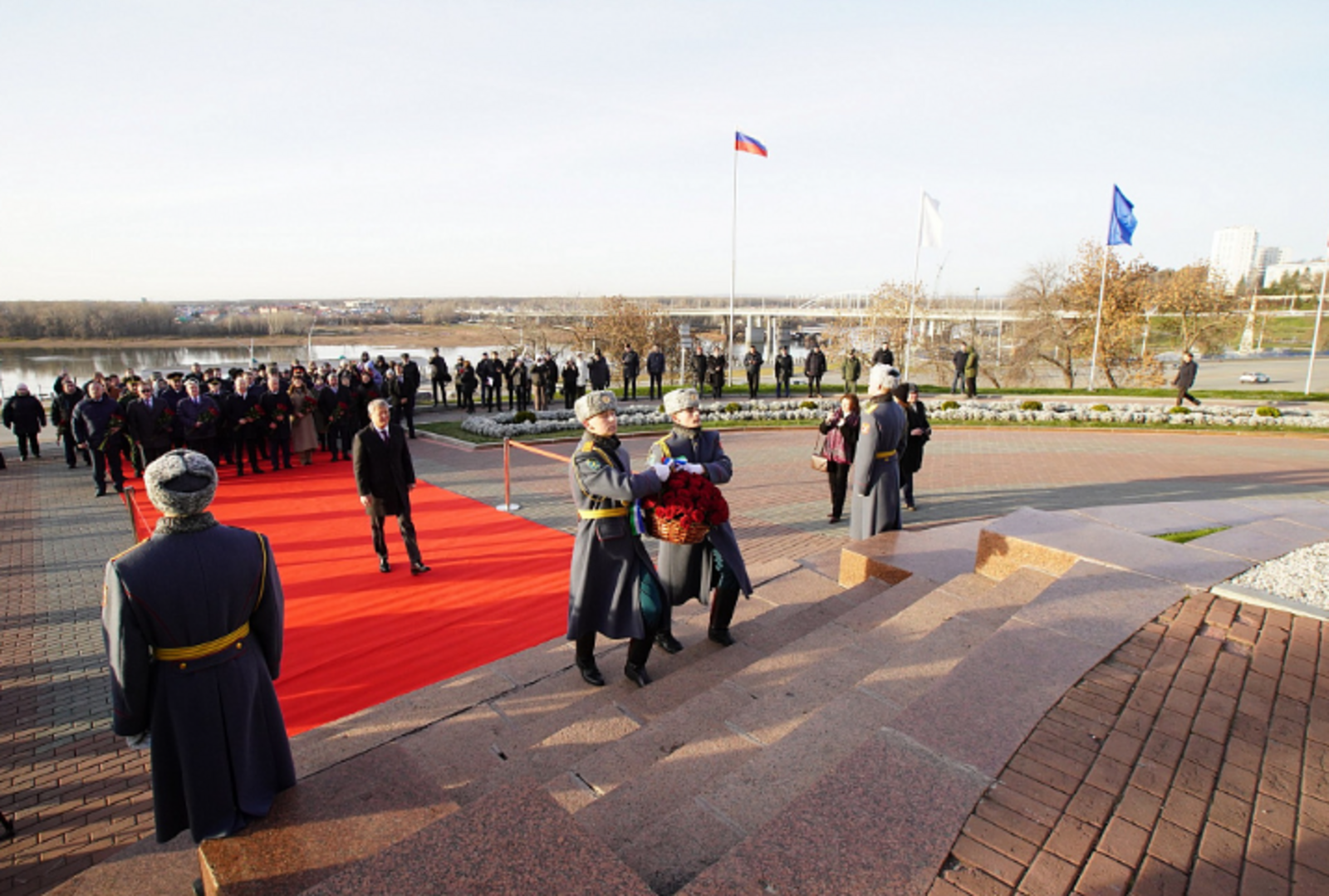 Радий Хабиров возложил цветы к Монументу Дружбы в Уфе
