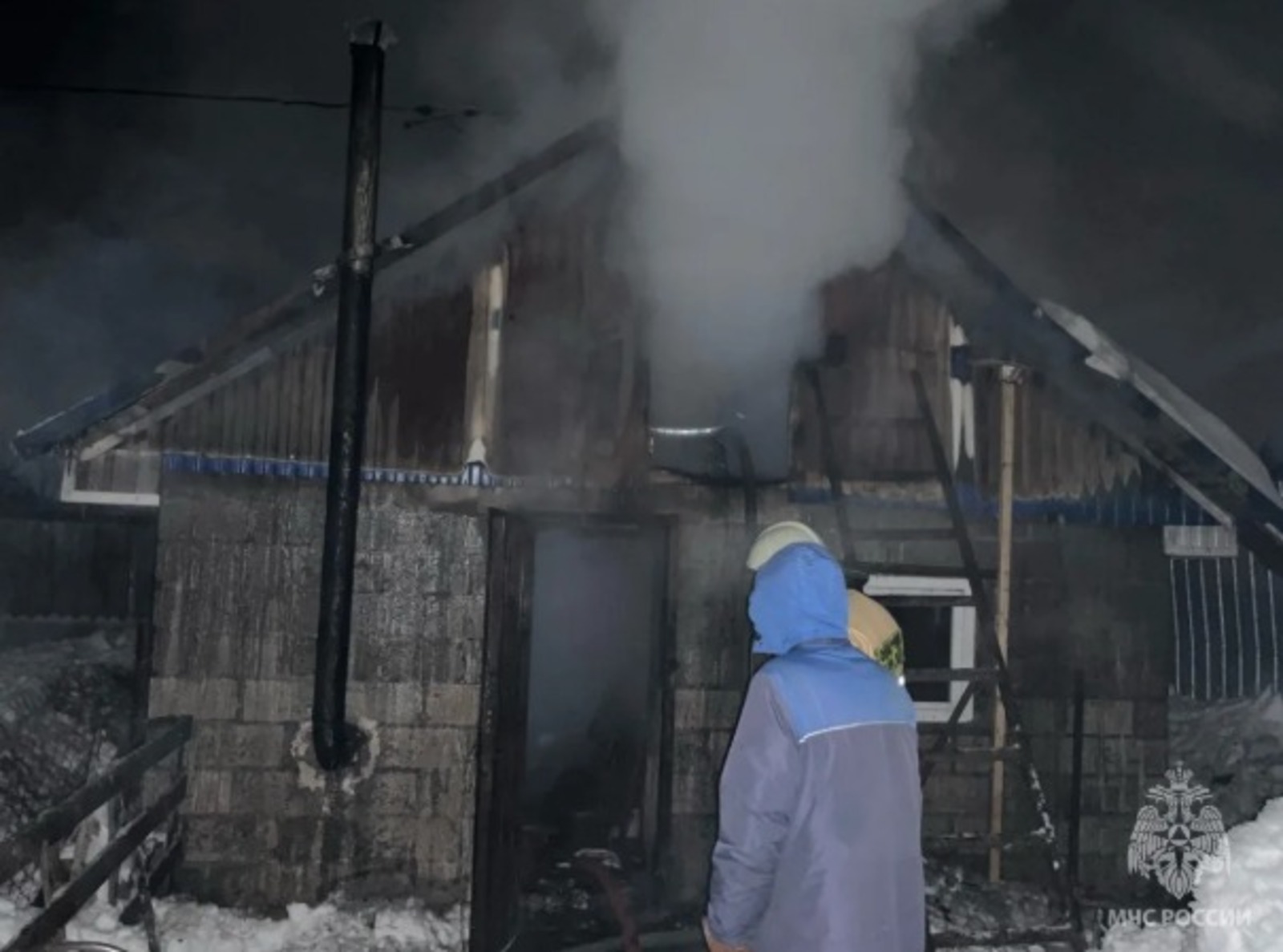 В Башкирии в сгоревшем сарае обнаружили труп мужчины