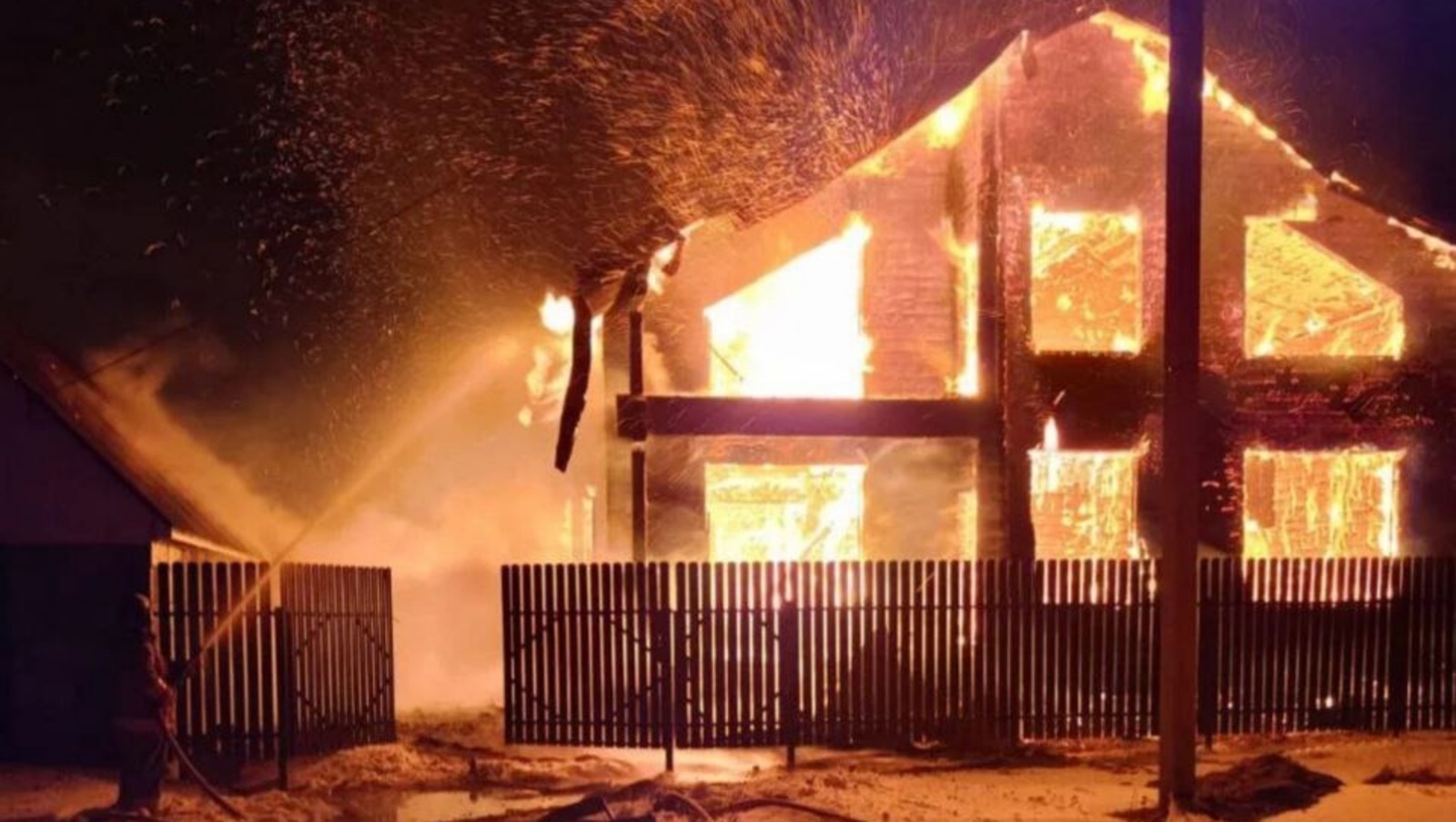 В районе Башкирии ночью сгорел двухэтажный частный дом