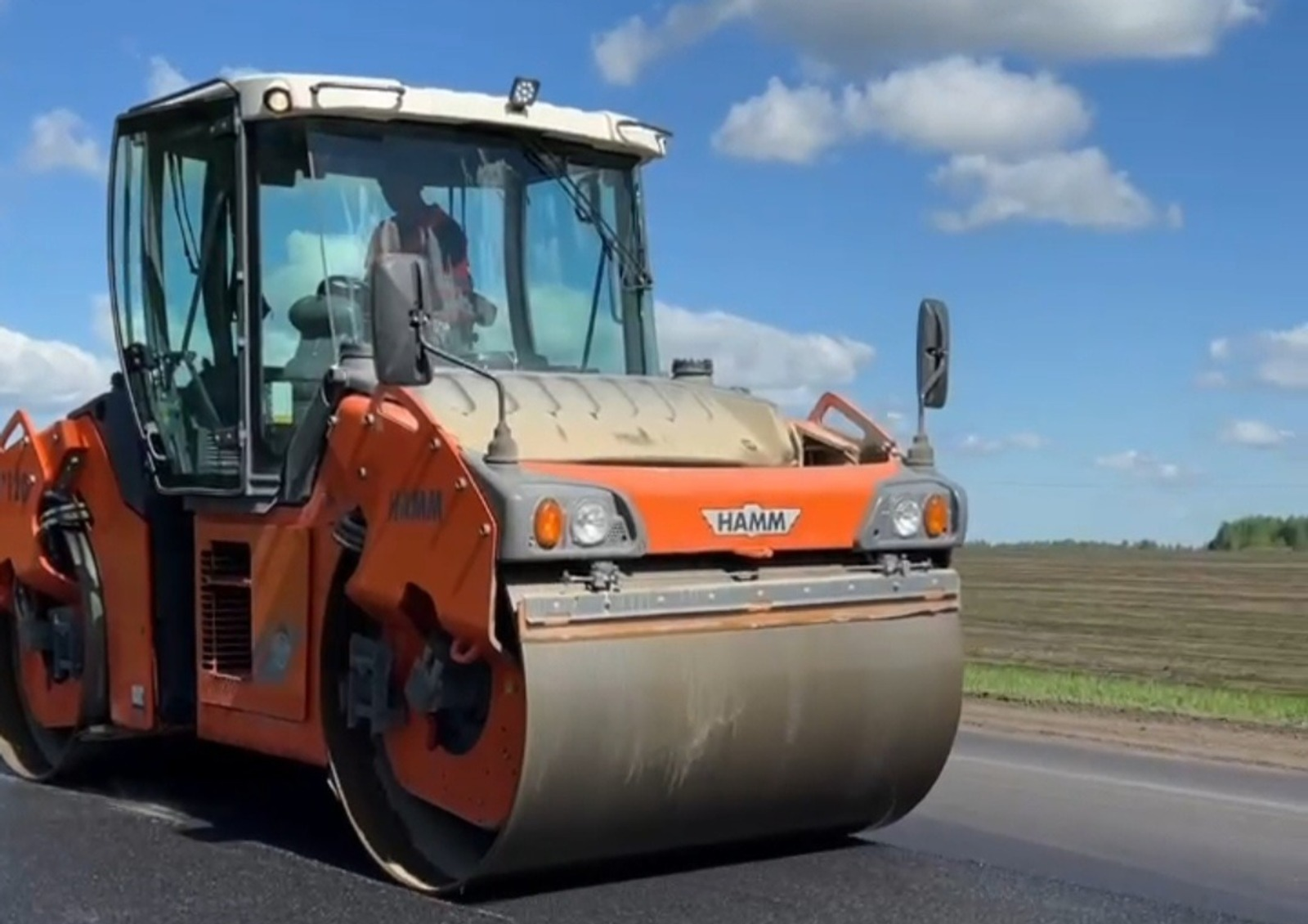 На одной из популярных дорог Башкирии начали укладку асфальта
