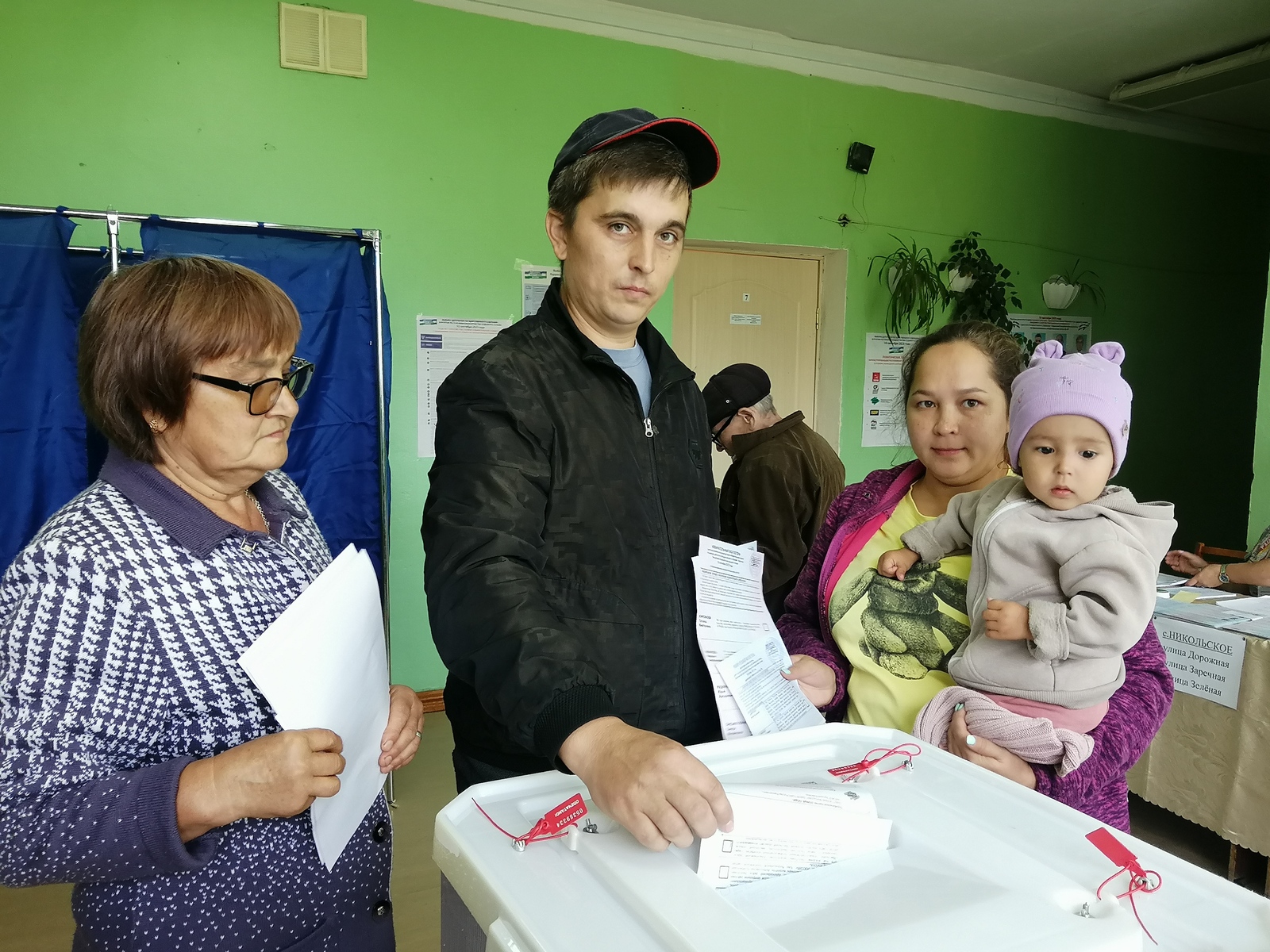 Краснокамцы голосуют целыми семьями