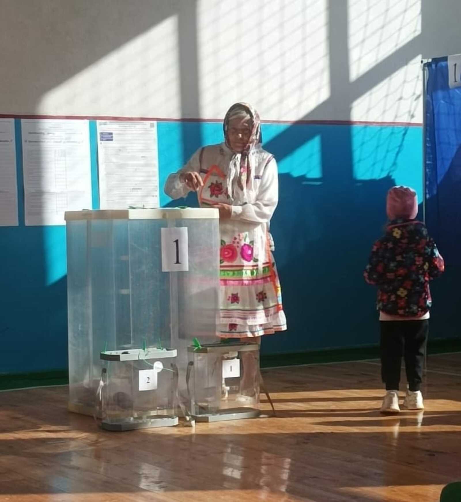 Жители Краснокамского района на выборах не только голосуют, но и поют