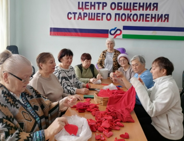 Серебряные волонтёры Краснокамского района готовят посылки