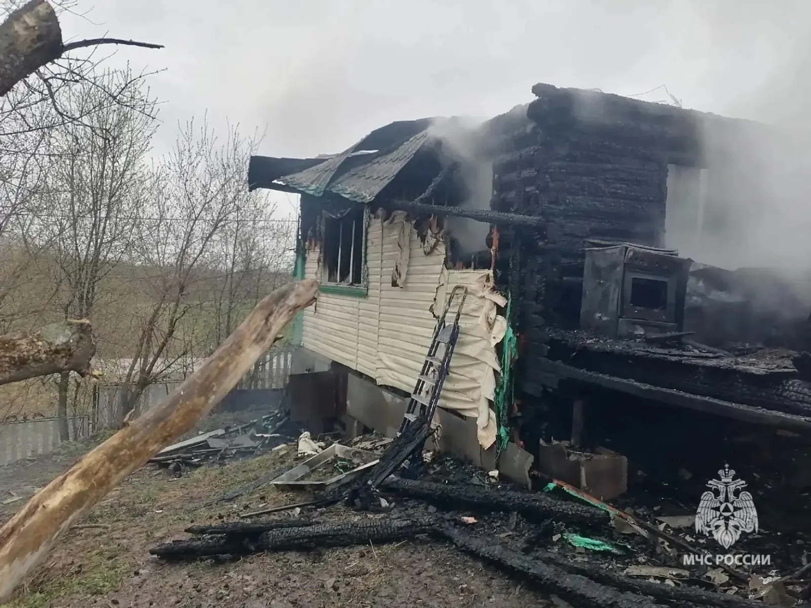 В Башкирии на пепелище нашли тела женщины и подростка