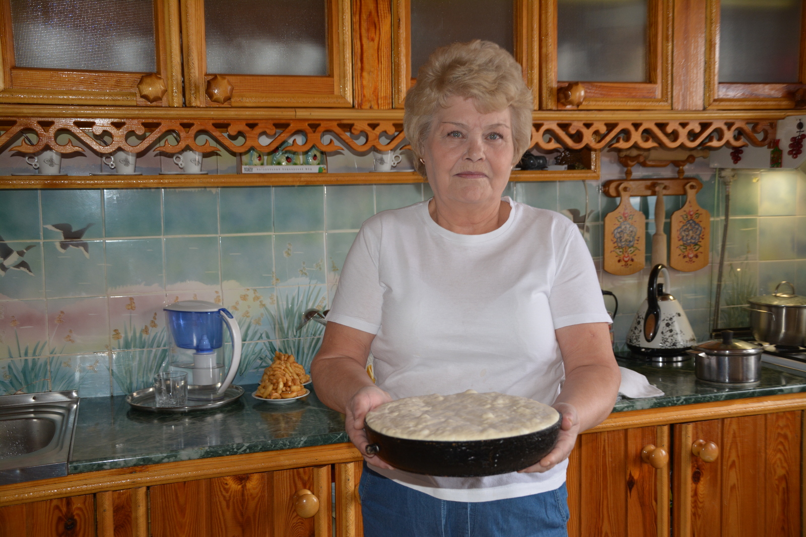 Сафина Шабутдинова печет хлеб дома