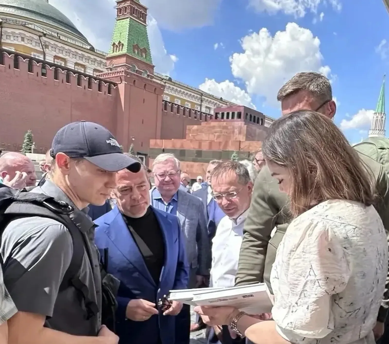 Дмитрий Медведев посетил стенд издательства «Китап» на книжной ярмарке
