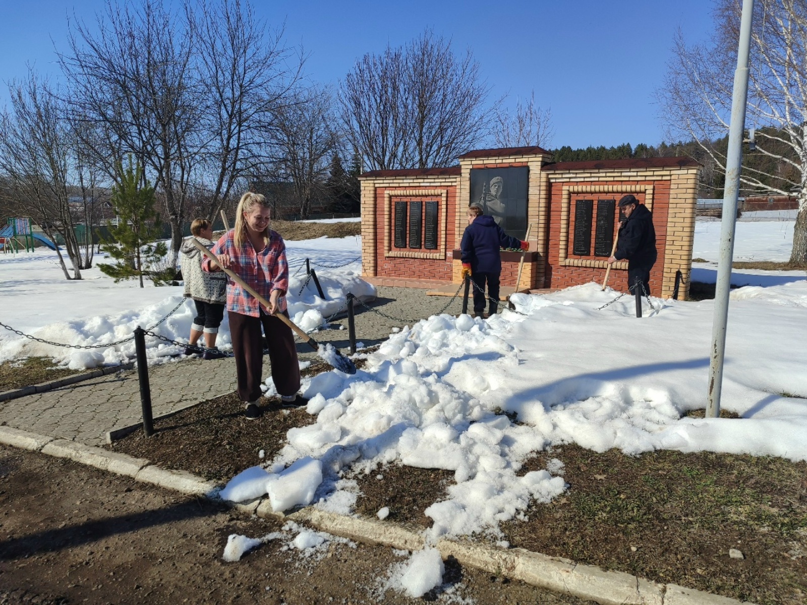 Краснокамцы провели очередной "Чистый четверг"