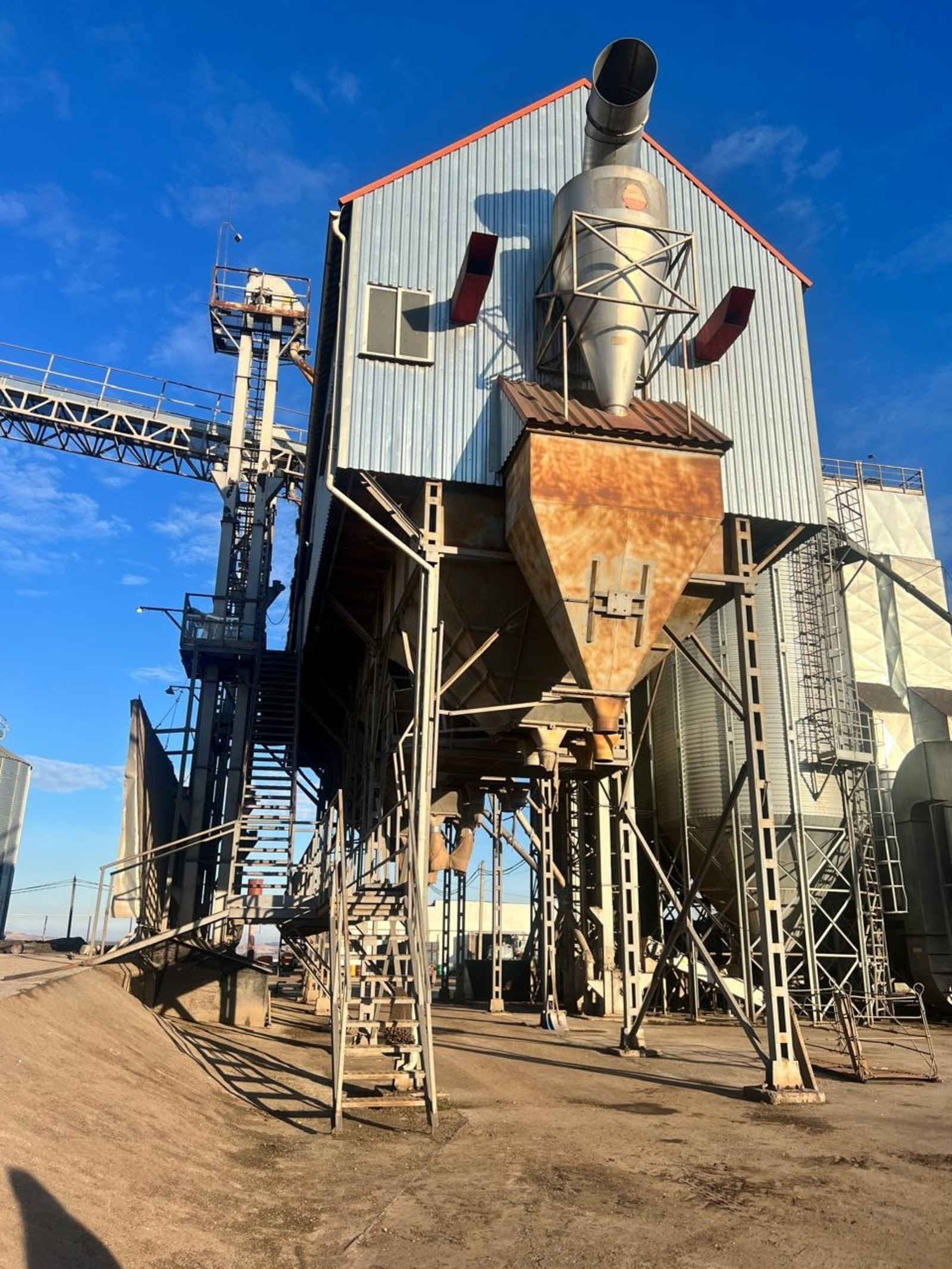 Двое рабочих погибли в зерноочистительной машине в Башкирии