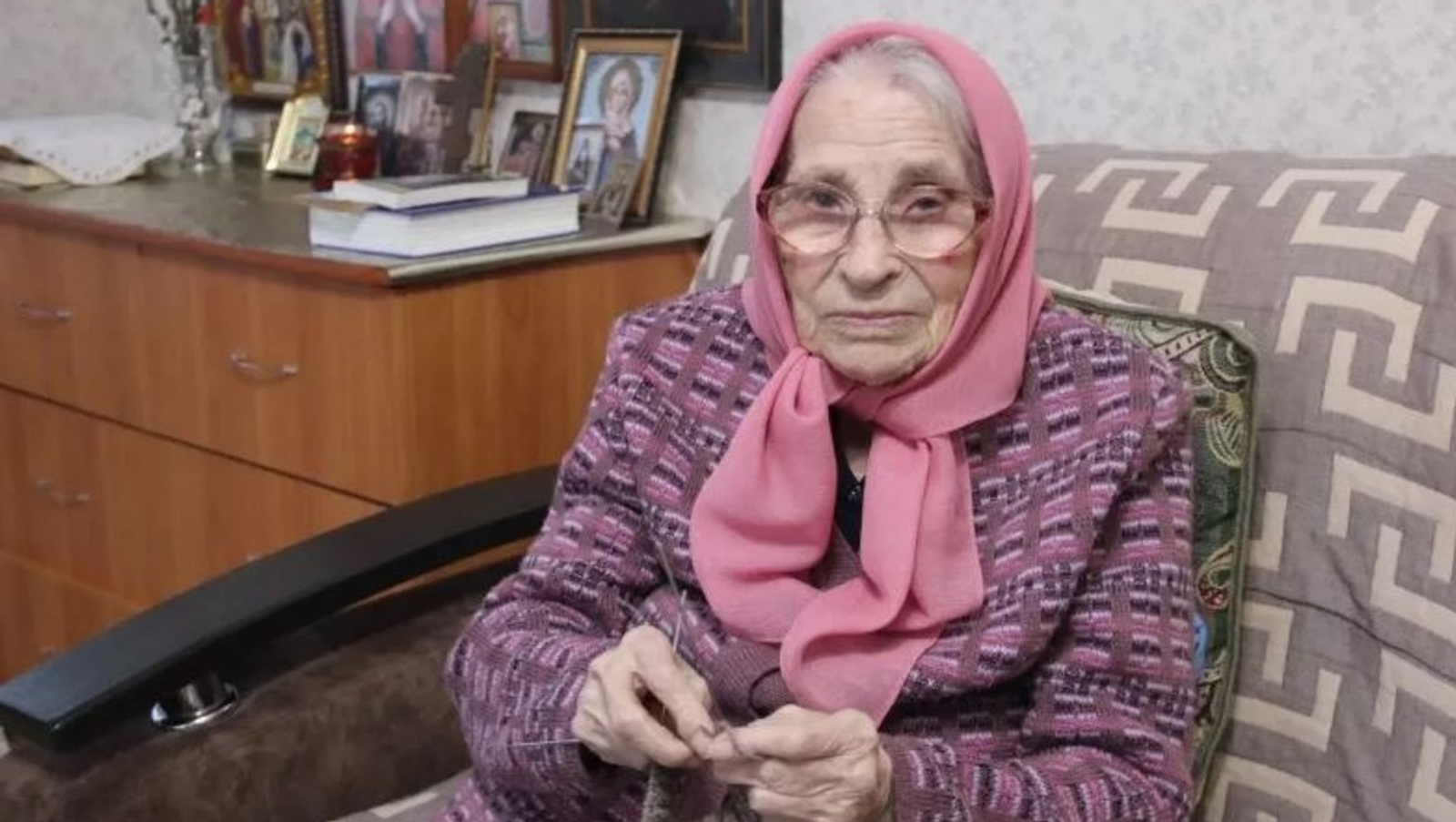 99-летняя волонтер из Башкирии связала для бойцов СВО сотни пар носков