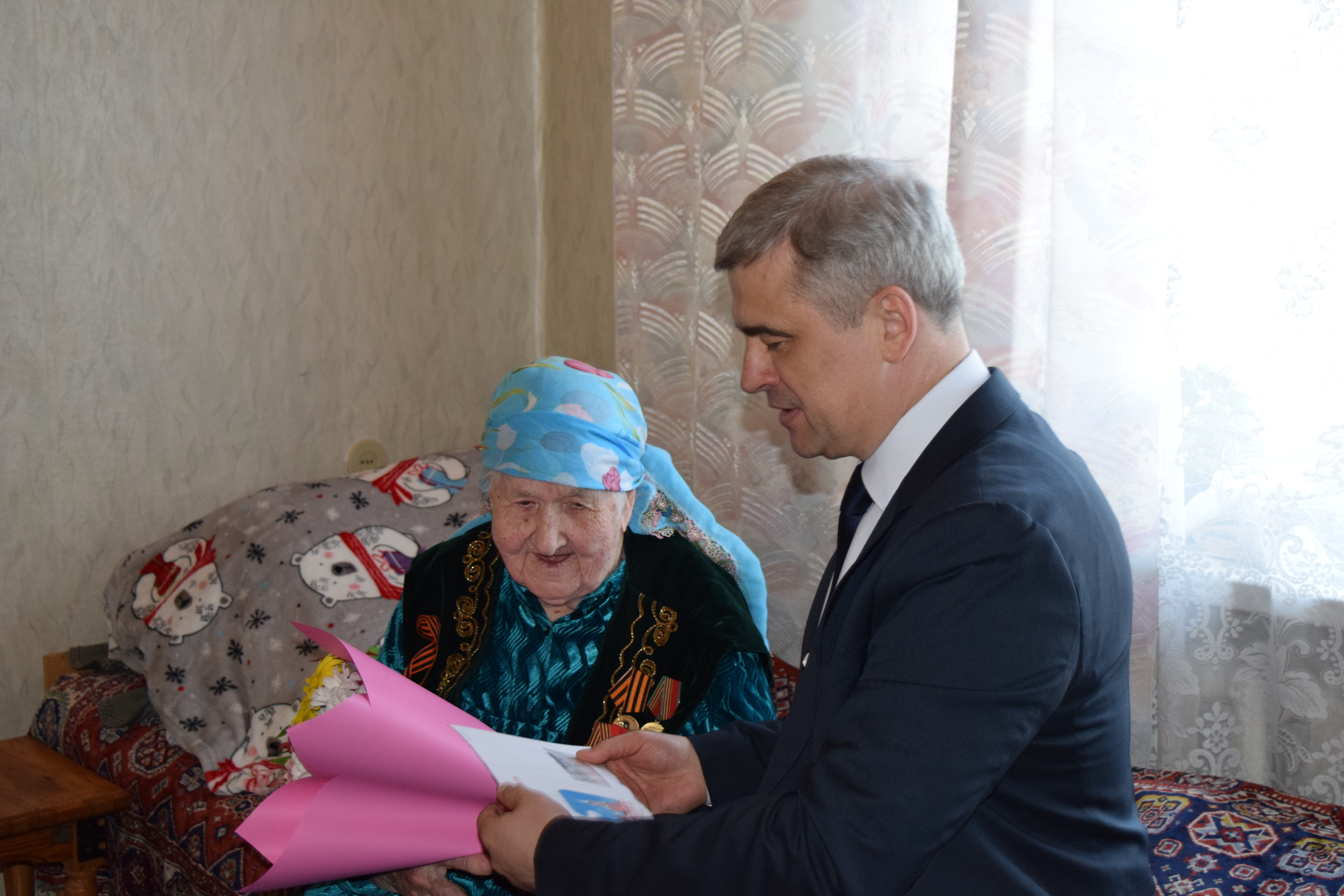 В Краснокамском районе самую пожилую жительницу Миннур Имамову поздравили с 105-летием