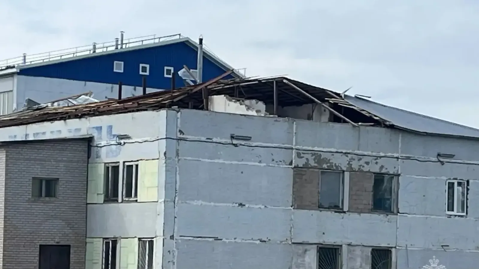 В Башкирии ветер сорвал часть кровли здания и повредил автомобили