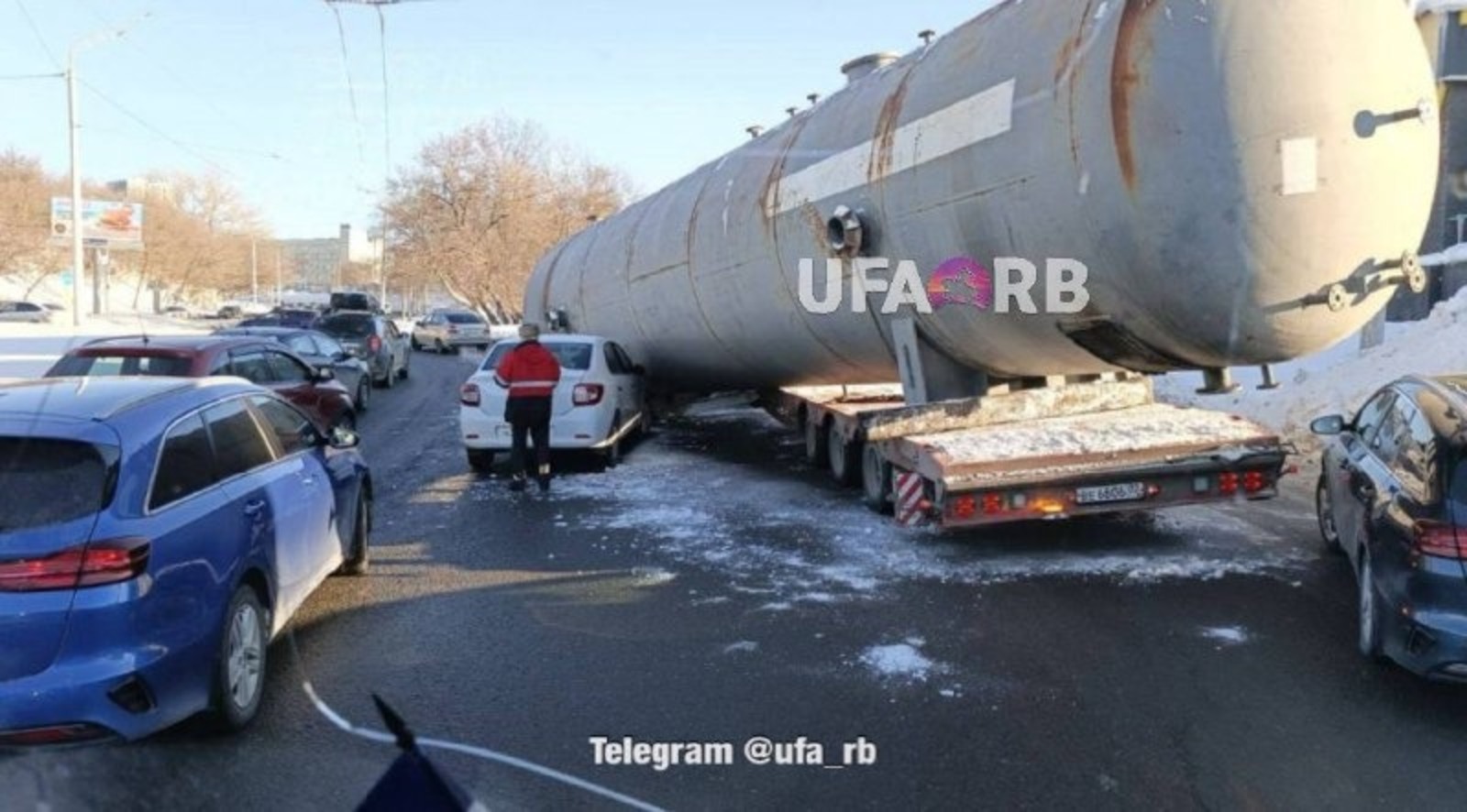 В Уфе в ДТП с трала скатилась огромная цистерна