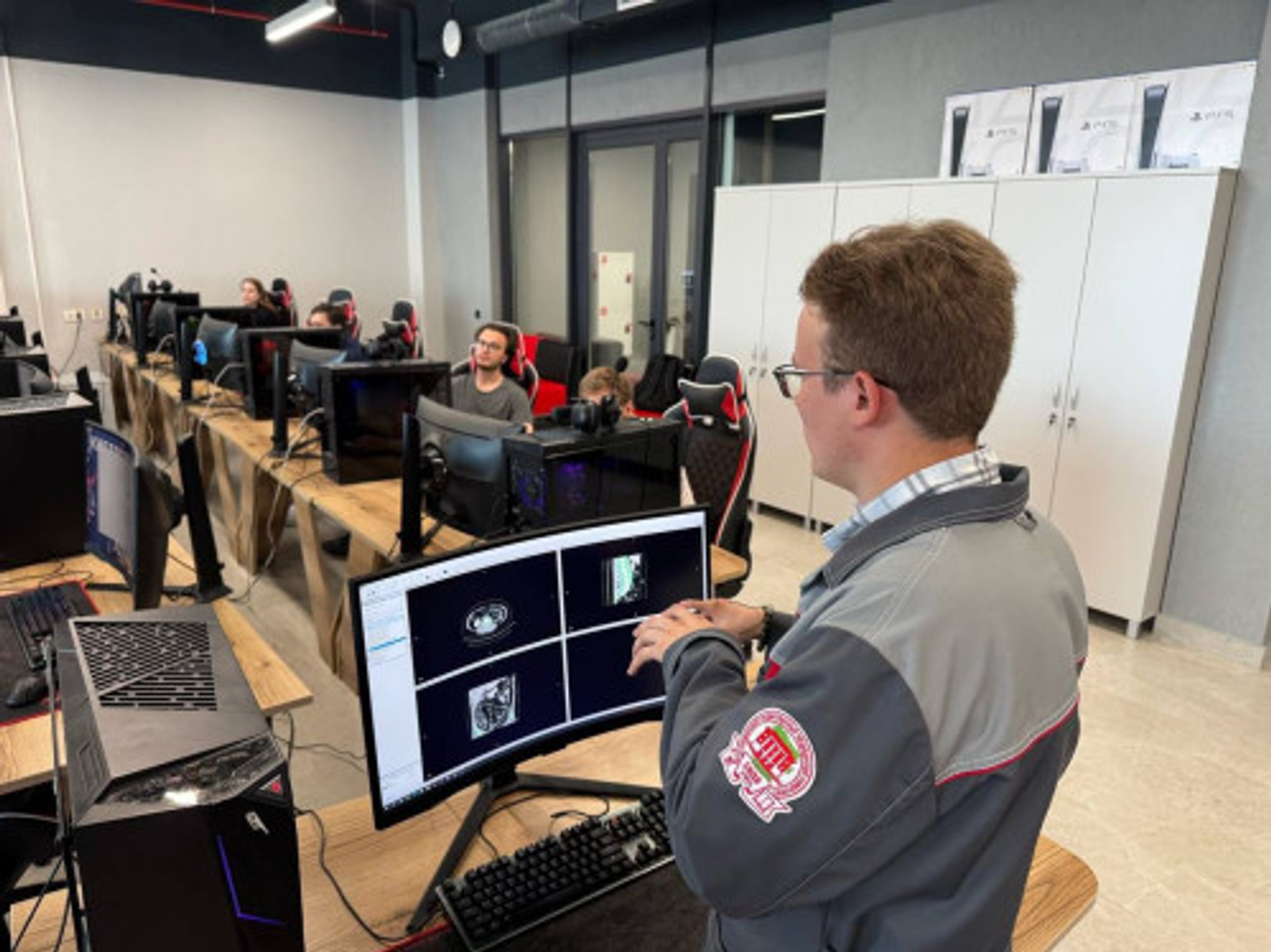 Безопасное применение ИИ в образовании и медицине обсудили ученые в кампусе