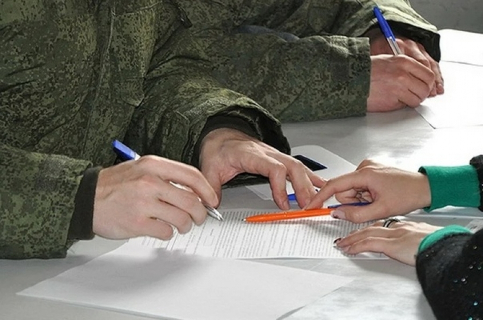 Обратиться в вс рф. Контракт в армии. Солдат расписывается в документах. Военный подписывает контракт. Военная бумага.