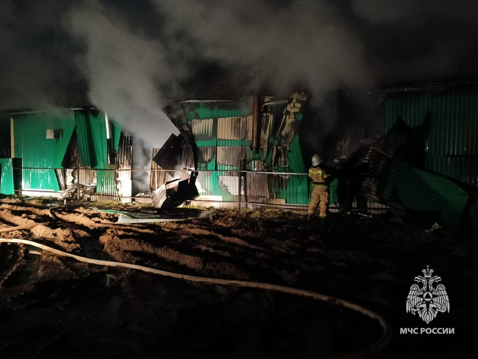 В Башкирии случился пожар в металлическом ангаре