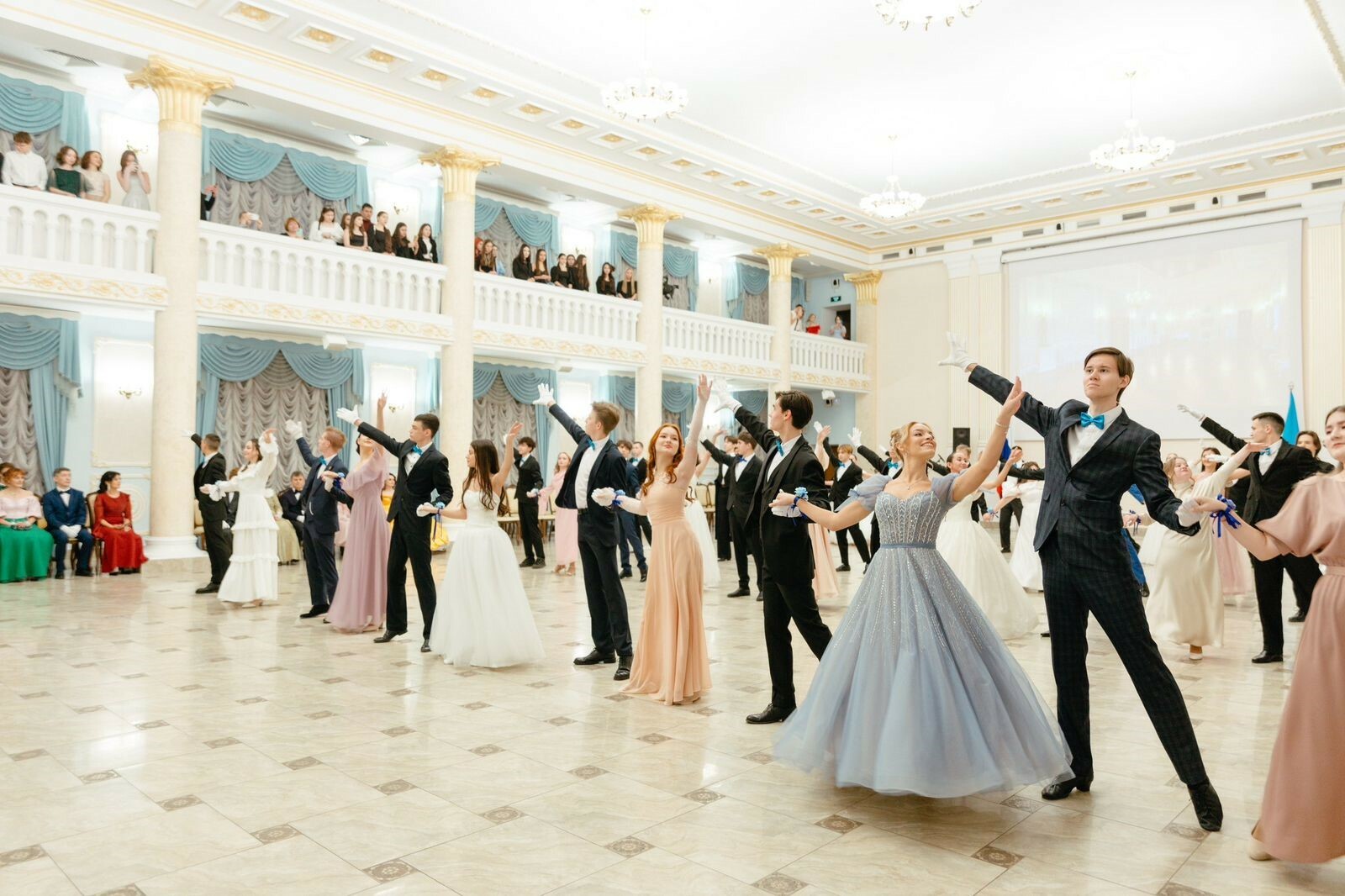 Студенты кампуса стали королем и королевой студенческого бала