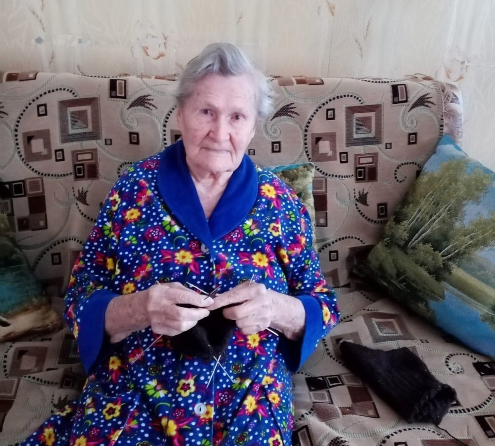 99-летняя жительница Башкирии вяжет теплые носки для фронта