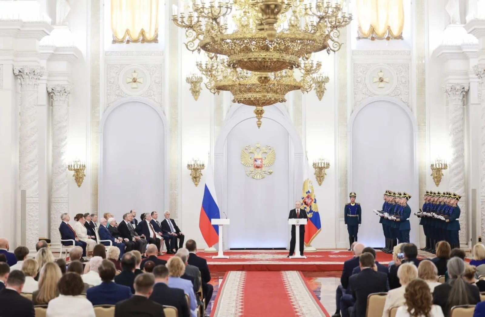 В День России Владимир Путин вручил награды Героям труда