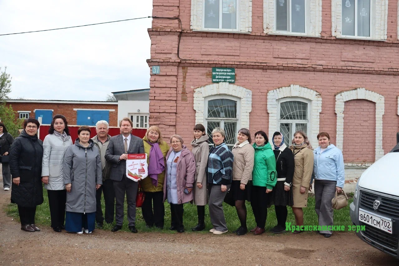 Аскинцы у здания редакциии газеты "Алга".