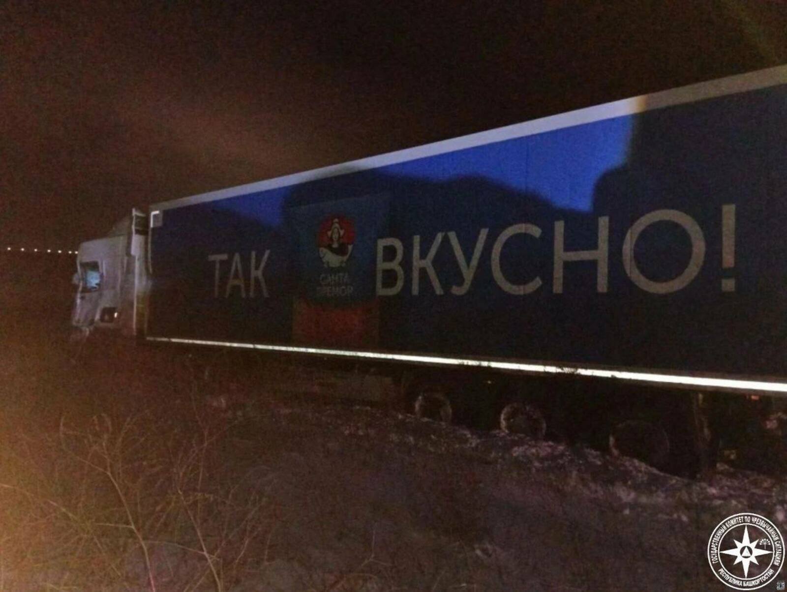 В Башкирии тягач с прицепом съехал в кювет на федеральной трассе