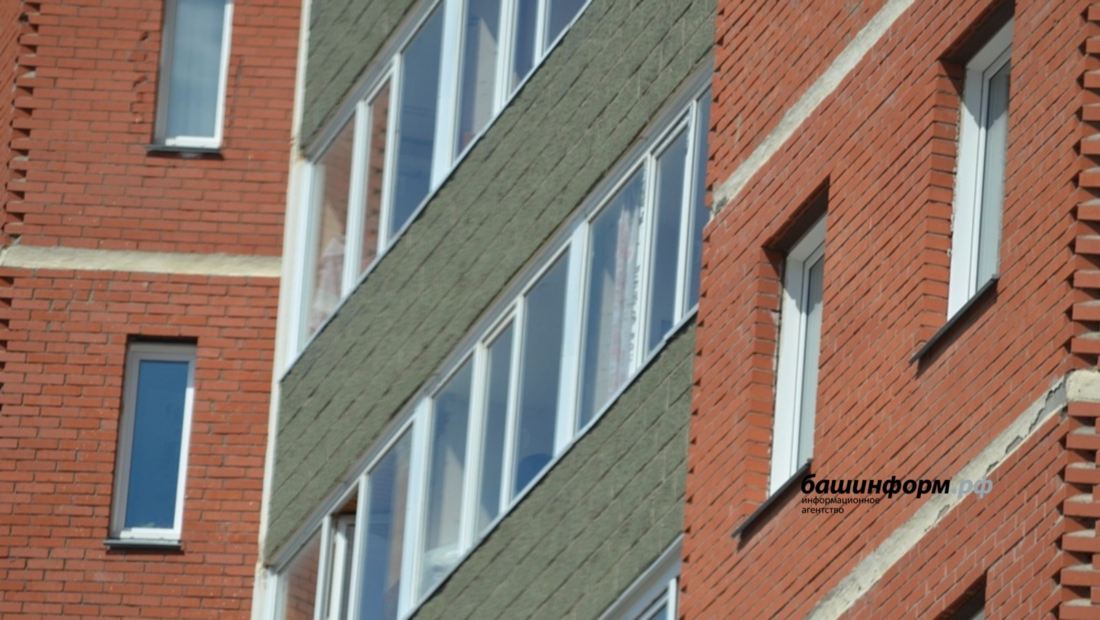 В Уфе под окнами многоэтажки нашли мертвую школьницу