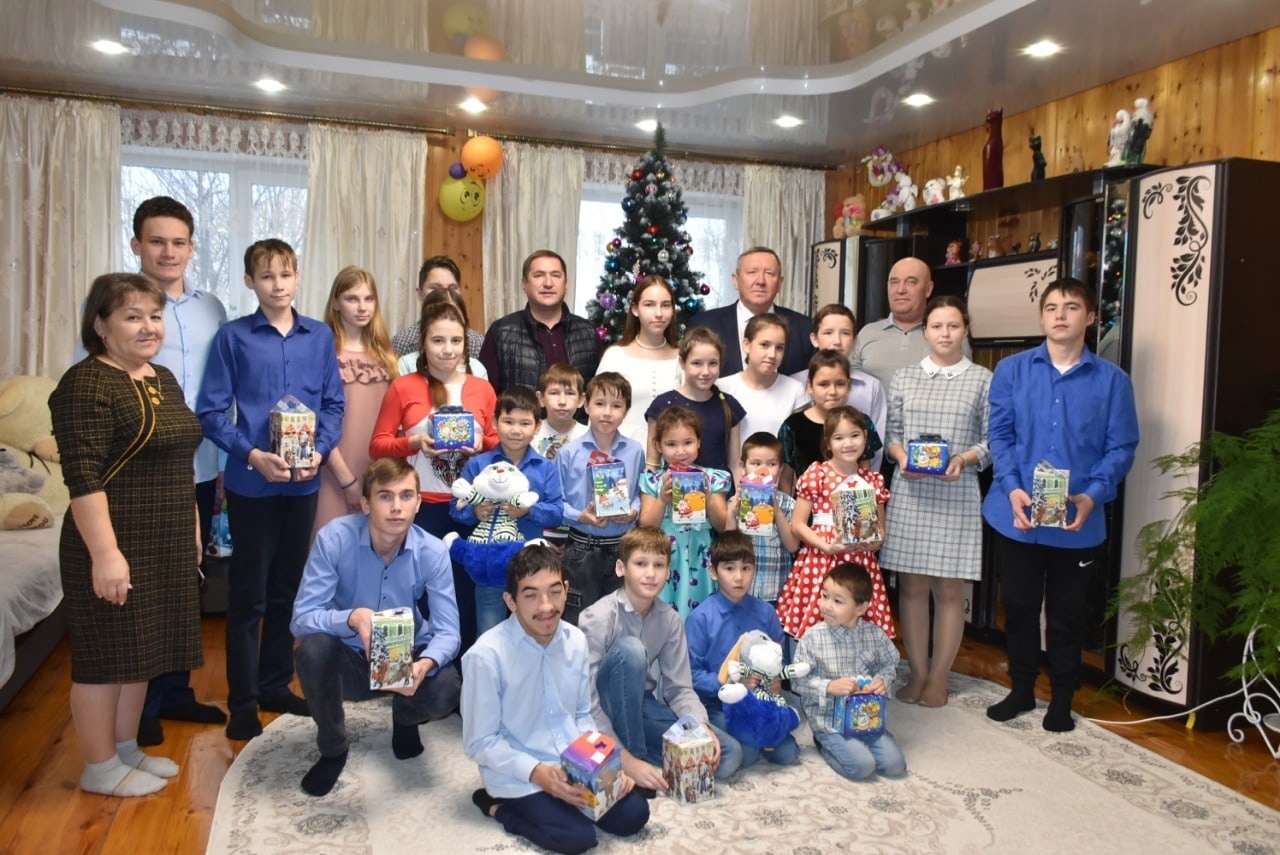 Многодетную семью Краснокамского района Дербеневых-Маликовых посетили с поздравлениями
