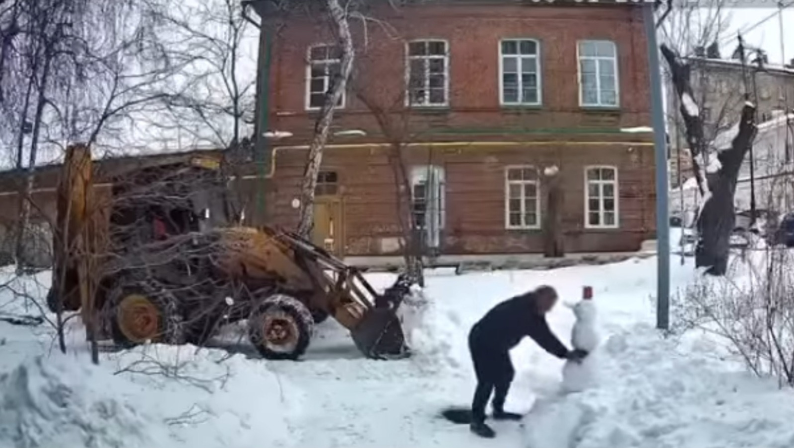 Глава Башкирии поделился теплым видео со снеговиком