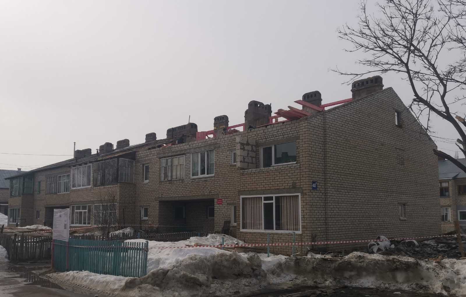 В Краснокамском районе региональный оператор приступил к ремонту крыш двух домов