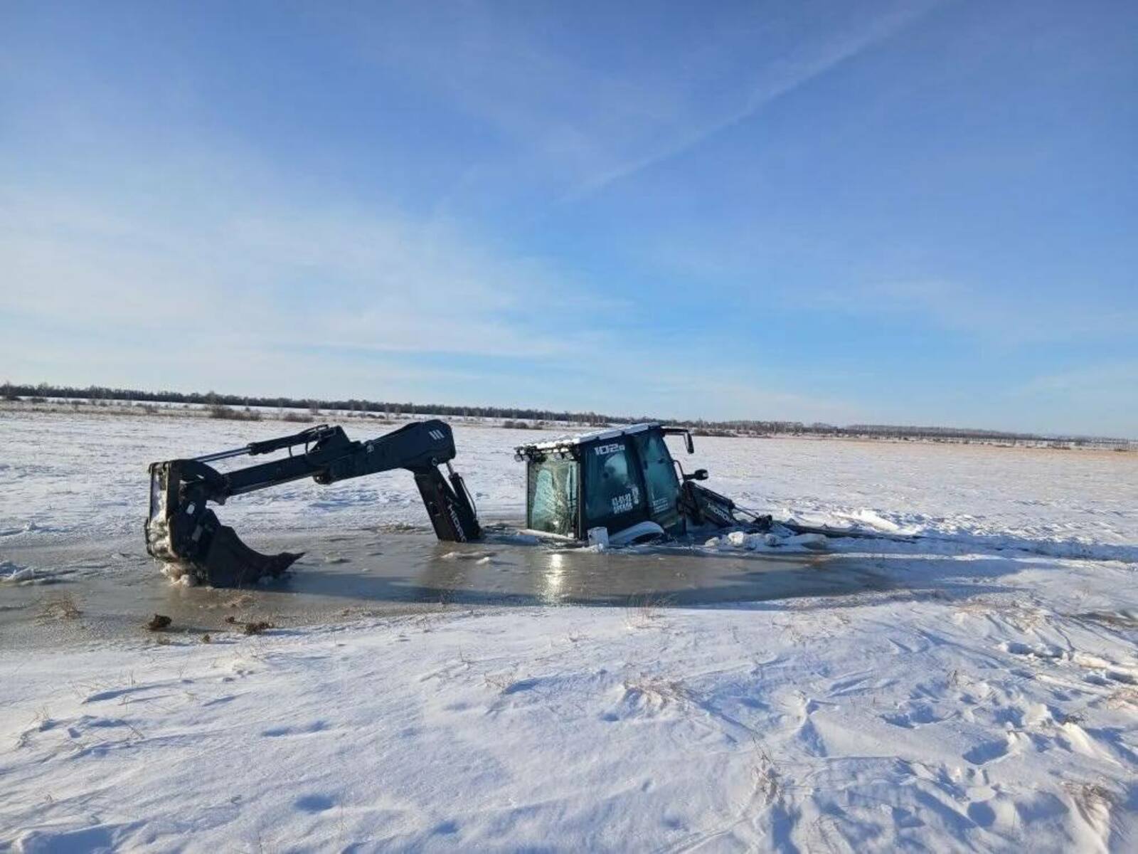 Три трактора ушли под лед на границе с Башкирией