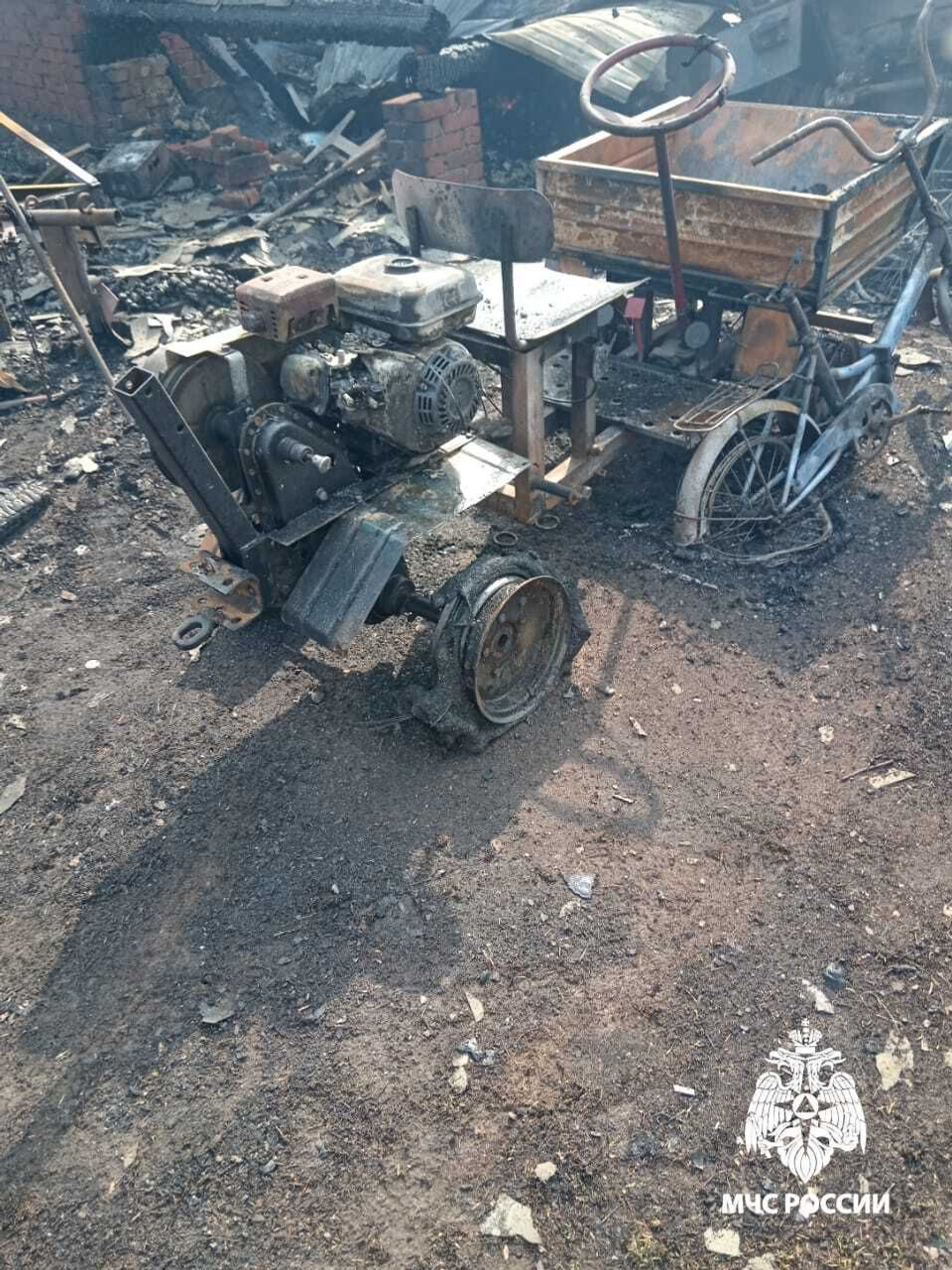 В Краснокамском районе сгорели дом, баня, теплица, мотоблок и трактор