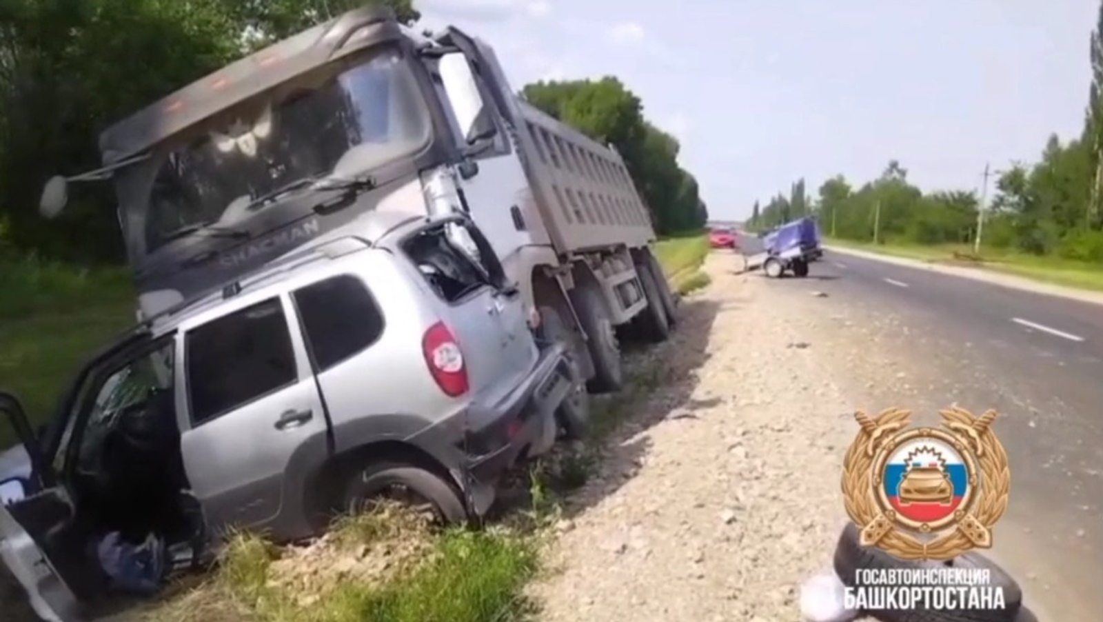 На трассе в Башкирии водитель Chevrolet Niva влетел под фуру и погиб