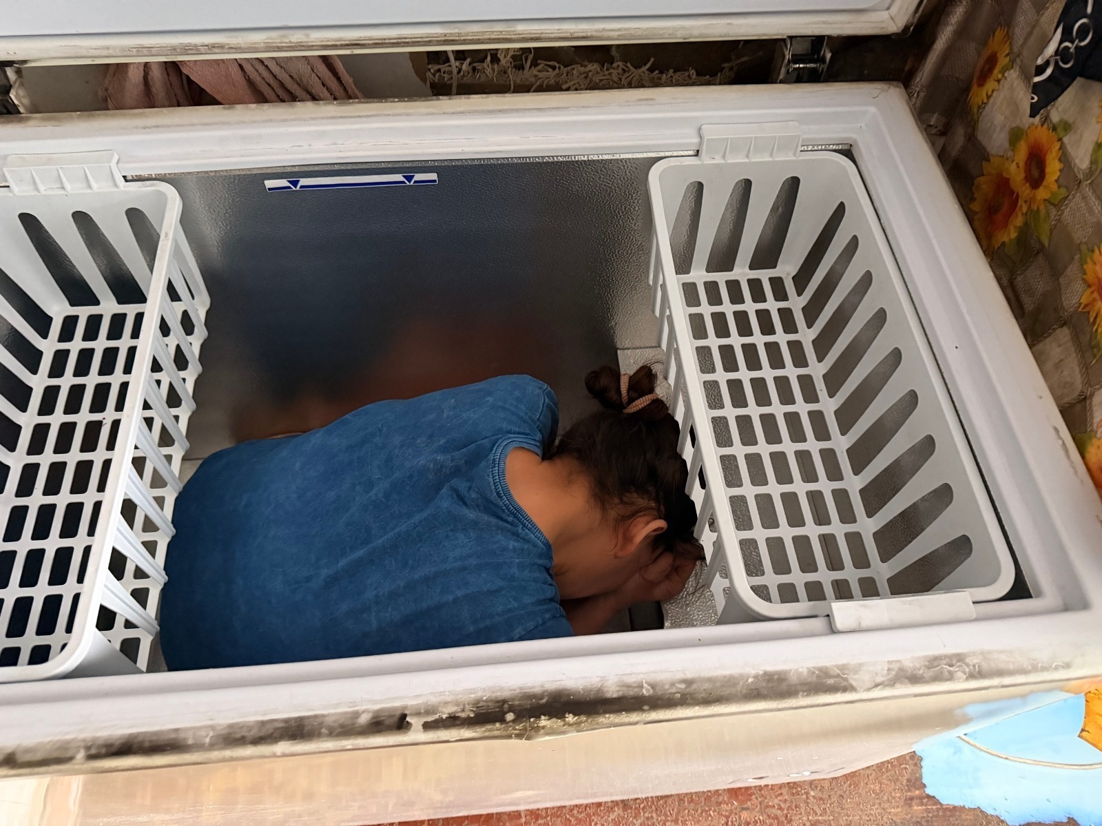 В Башкирии многодетная мать-должница спряталась от приставов в морозильник