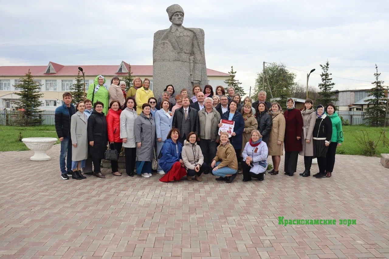 Журналисты Северного МТО у обелисков в селе Бураево.