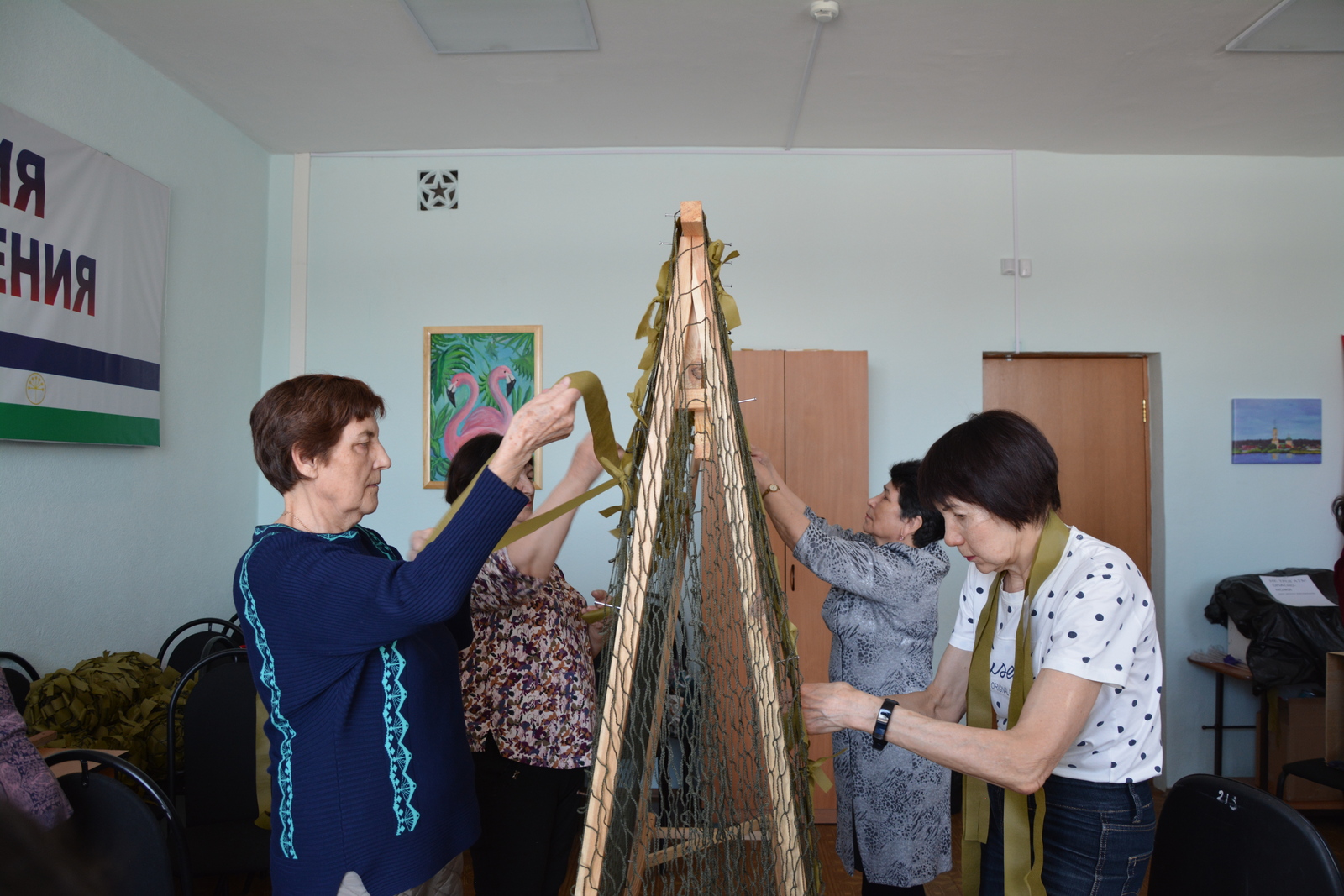 В Центре общения старшего поколения плетут маскировочные сети