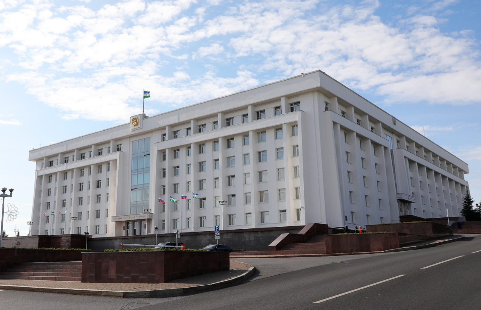 Глава Башкирии поздравил муниципальных служащих с праздником